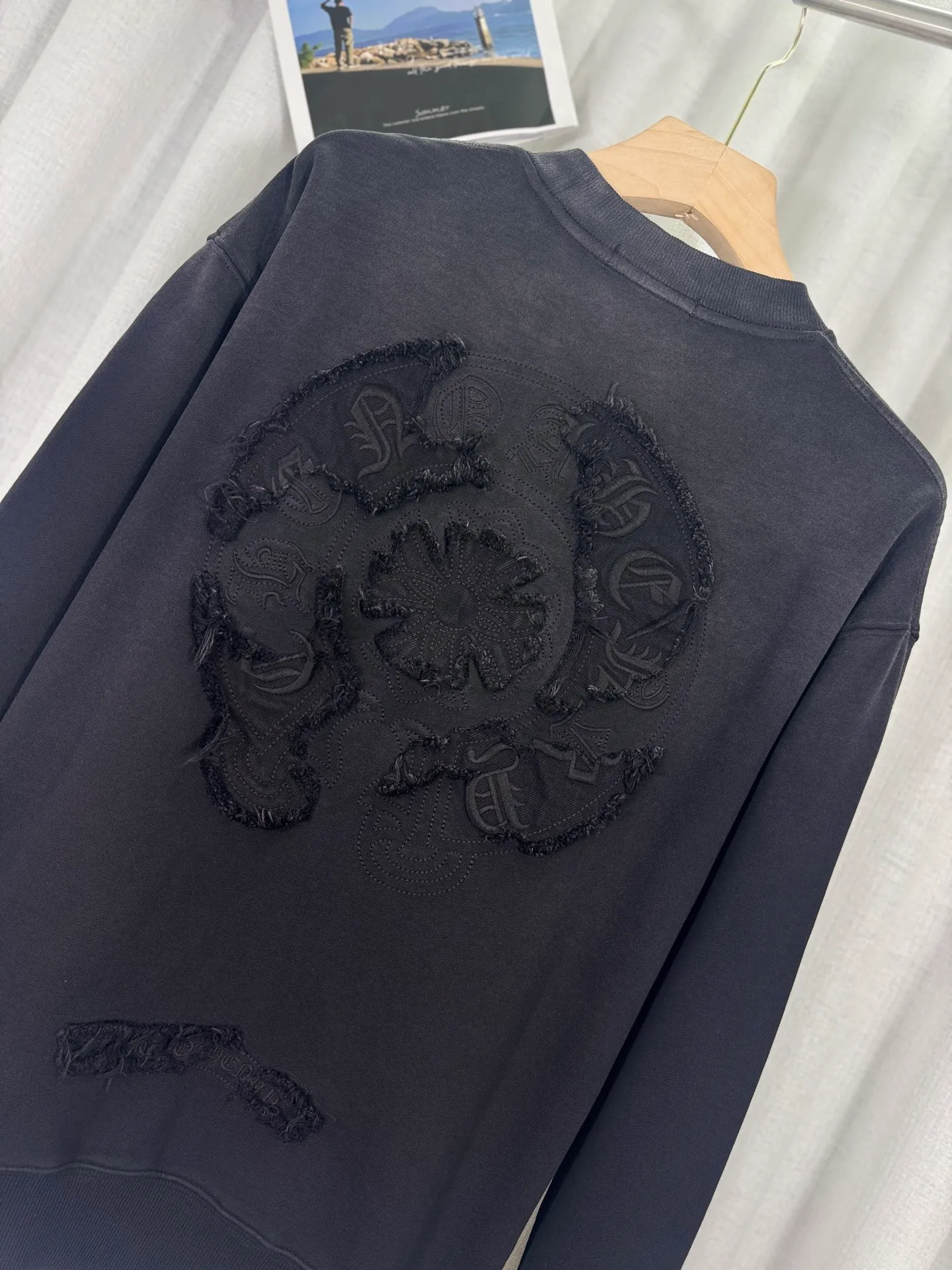 P260 top version, real shot without P, ​​different from market currency) 𝗖𝗵𝗿𝗼𝗺𝗲 𝗛𝗲𝗮𝗿𝘁𝘀/Cro Heart 2025 washed patch embroidery autumn and winter new original single counter American laser burnt 3D three-dimensional color embroidered couple casual sweatshirt 👑The highest version! Customized fabric 430g tripe terry fabric! American acid-washed and distressed original fabric laser burnt ✟appliqué embroidery and exquisite embroidery of letters! The best-selling model in the counter, very comfortable to wear. Accessories: original molded and authenticated collar label➕100% silk wash label. Genuine purchase-grade original hangtag➕matching hanging rope➕3D hanging beads➕original packaging bag. Craftsmanship: The original version has consistent wiring! The highest version of the armhole matching technique! Color: Red Black Size: S M L XL Style No.: 9308